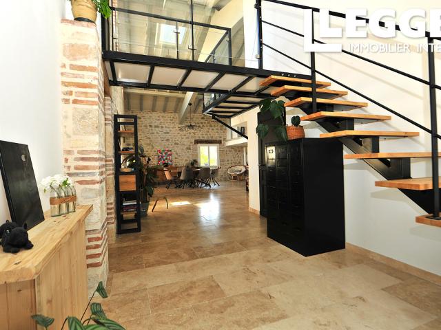 Propriété d'exception comprenant maison d'habitation, pigeonnier avec chambre, gîte, remise, garage