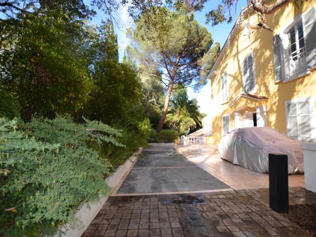 Propriété d'exception de 1O pièces avec piscine et vue mer à. 380m² Nice
