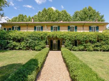 Propriété d'exception du 18e siècle, au coeur du Luberon. 550m² Bonnieux