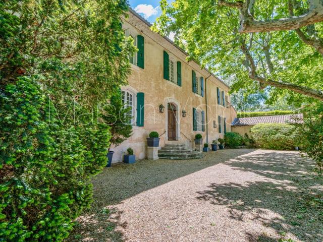 Propriété d'exception du 18e siècle, au coeur du Luberon. 550m² Bonnieux