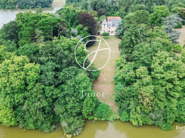 Propriété d'exception en bordure d'Erdre Parc de 5.8 hectares