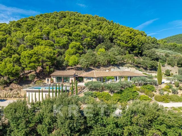 Propriété d'exception en pierre avec vue panoramique dans la. 228m² Mérindol les Oliviers