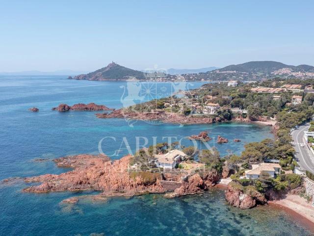 Propriété d'exception offrant deux accès privés à la mer méd. 450m² Saint Raphaël