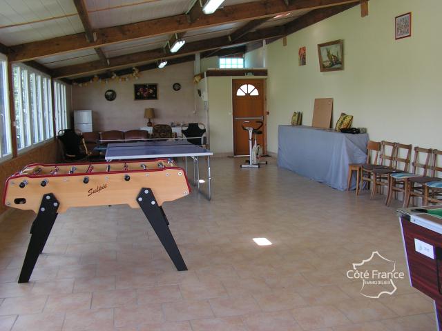 PROPRIETE de 3 hectares avec PISCINE, CHALETS et ETANGS