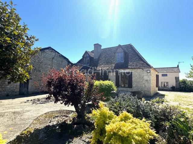 Propriété de 3 maisons avec dépendances au milieu du vignobl. 315m² Pomport