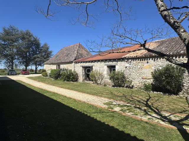 Propriété de 3 maisons avec dépendances au milieu du vignoble de Monbazillac sur env. 1.6 ha