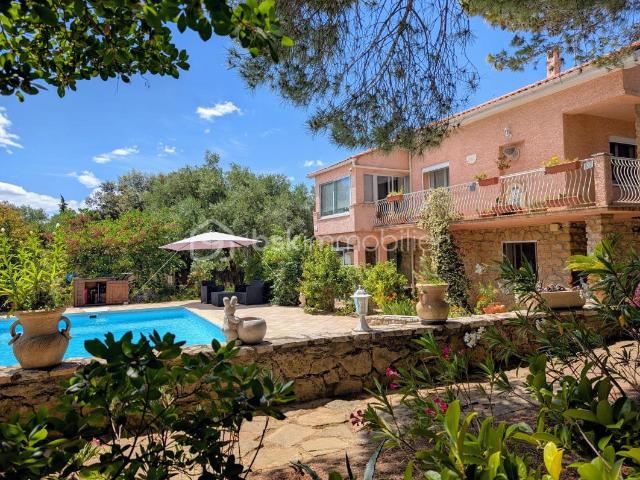 Propriété de 176 m² avec piscine, T2 indépendant et 3 garages
