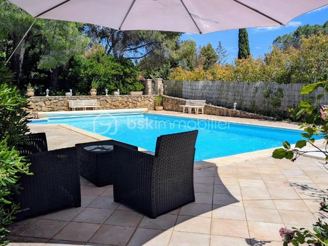 Propriété de 176 m² avec piscine, T2 indépendant et 3 garages