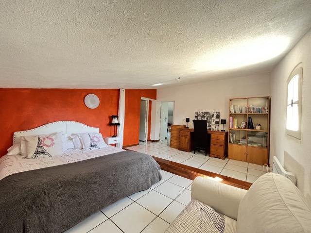 Propriété de 182m² avec piscine sur 5500 m² de terrain 182m² Montolieu
