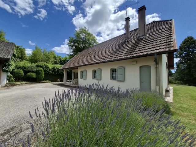 Propriété de 1975 de 243 m2 habitables édifiée sur un terrai