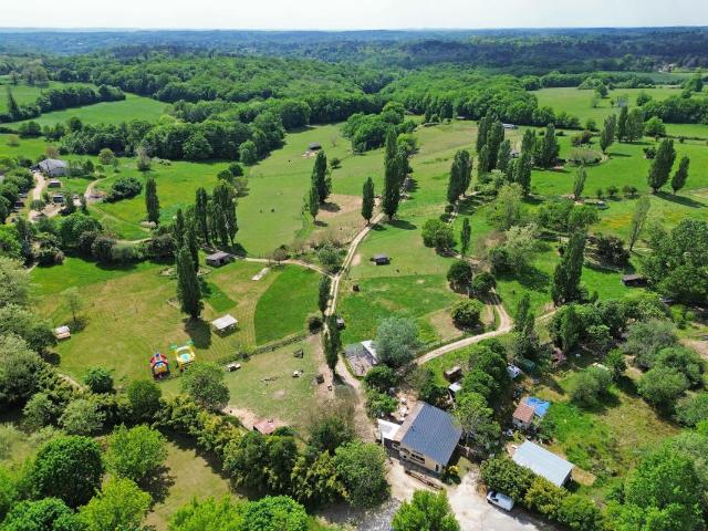 Propriété de 19,5 hectares avec étang multiples bâtiments