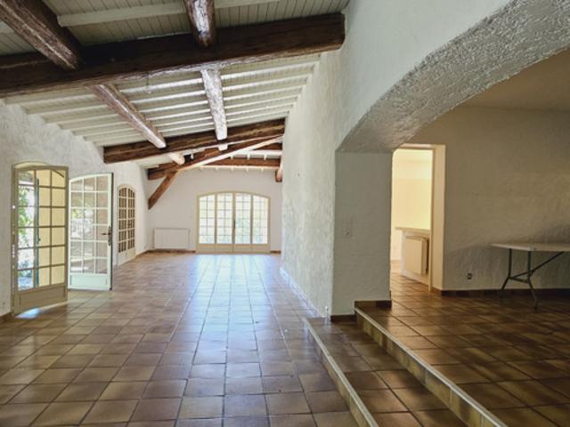 PROPRIETE DE 200 M2 SUR 12.000 M2 DE TERRAIN VUE MER ET CAMP