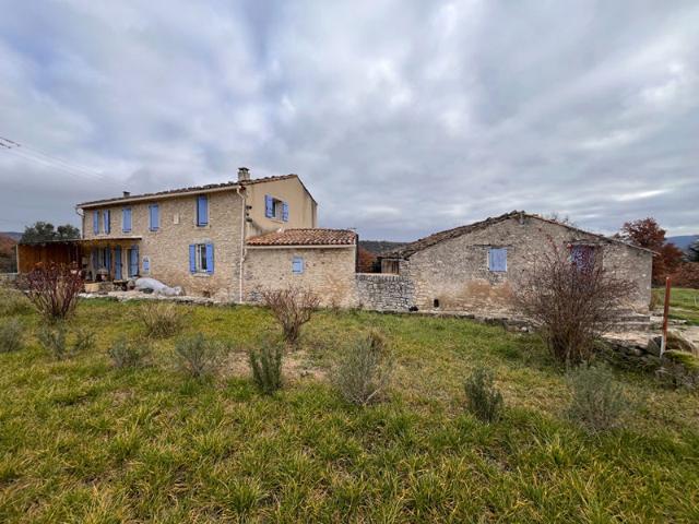 Propriété de 235m2 7p avec une remise de 150m2 et deux garages de 40m2