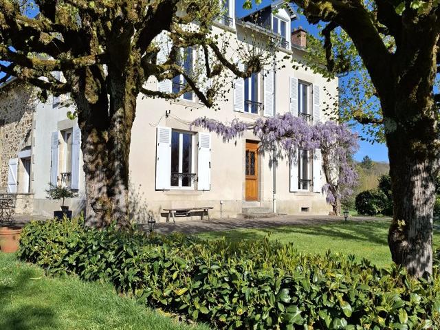 Propriété de 239 m2, sur 2,5 ha de terres et bois. 239m² Ambazac