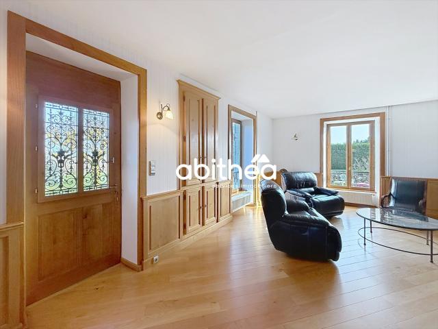 Propriété de 239 m2, sur 2,5 ha de terres et bois. 239m² Ambazac