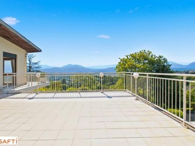 Propriété de 245 m² sur une parcelle de 3 644 m² avec vue panoramique, piscine et potentiel foncier rare