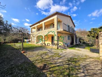 Propriété de 250 m2 avec deux appartements indépendants sur