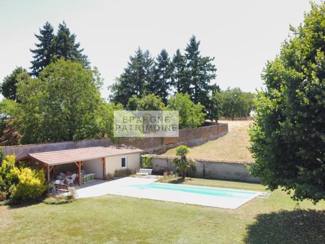 Propriété de 2700m2, centre Colombier, villa de 268m2, piscine et cuisine d'été