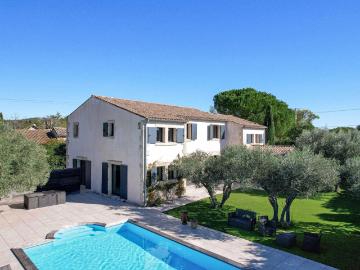 Propriété de 280 m² avec jardin et piscine à 5 km d’Uzès 280m² Uzès