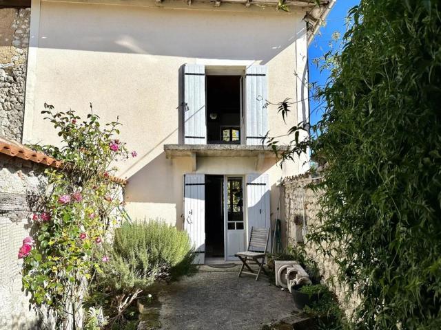 Propriété de 2 chambres dans un village recherché 98m² Bonnes