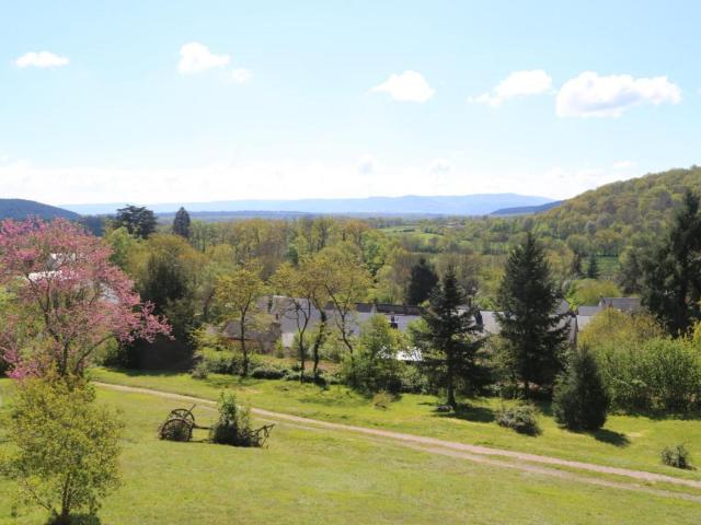 Propriété de 315 m² avec vue dégagée sur 1,67 ha de terrain avec piscine et maison d'amis