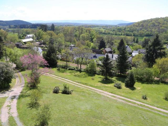 Propriété de 315 m² avec vue dégagée sur 1,67 ha de terrain. 385m² La Petite Verrière
