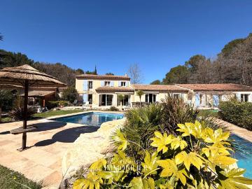 Propriété de 320m2 environ sur 5000m2 de terrain