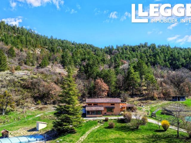 Propriété de 4 chambres, vue splendide sur montagnes, étang, très calme, source d'eau, piscine, 2 hectares