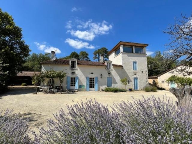 Dordogne – Domaine de 20 hectares, demeure de caractère, gît