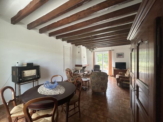 Propriété de 7473 m2 située au calme: maison avec dépendance et étang