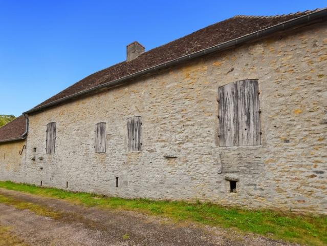 Propriété de 98 m2 à rénover avec 3401 m2 de terrain à COUCHES 71