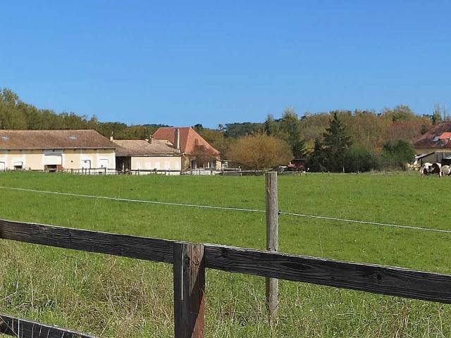 Bergerac Propriété avec 3 maisons, 7 chambres, vaste grange, 13 hectares, emplacement isolé