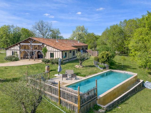 Propriété de campagne avec annexe, piscine et installations. 250m² Tournon d'Agenais