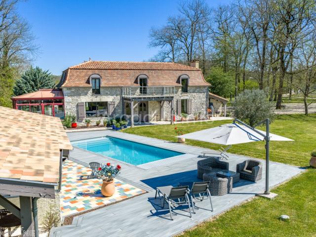 Propriété de campagne avec gîte, double garage et atelier, piscine, étang sur env. 1.2 ha, sans voisin proche
