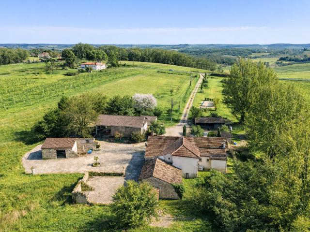 Propriété de campagne avec piscine, dépendances, garage et terrain