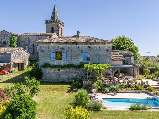 Propriété de campagne avec piscine et dépendances 293m² Roquecor