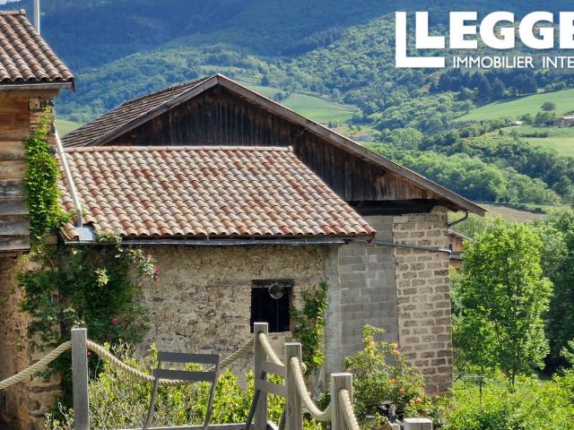 Propriété de campagne rénovée, un grand potentiel d'affaires, 2 maisons, 2 studios
