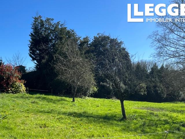 Propriété de campagne traditionnelle avec 4 chambres, dépendances et 16 000 m² de terrain, près de Loudéac