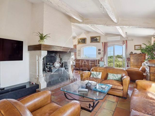 Propriété De Caractère Aux Peintures Intérieures Entièrement. 251m² Mandelieu la Napoule