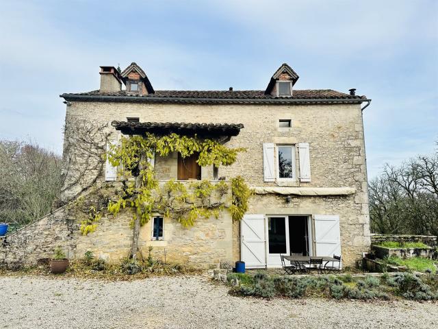 Propriété de caractère aux portes de Saint Cirq Lapopie 393m² Berganty