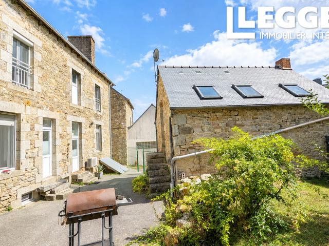 Propriété de caractère avec 3 logements, local commercial et jardin au cœur de Saint Nicolas du Pélem