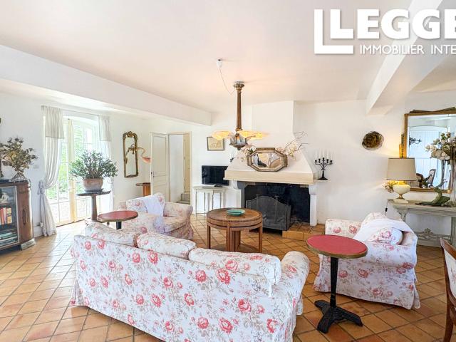 Propriété de caractère avec 5 chambres, gîte, piscine, 1,8 ha et vue panoramique près de Carcassonne