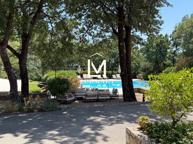 Propriété de caractère avec ancienne bergerie rénovée, pisci. 300m² Callas
