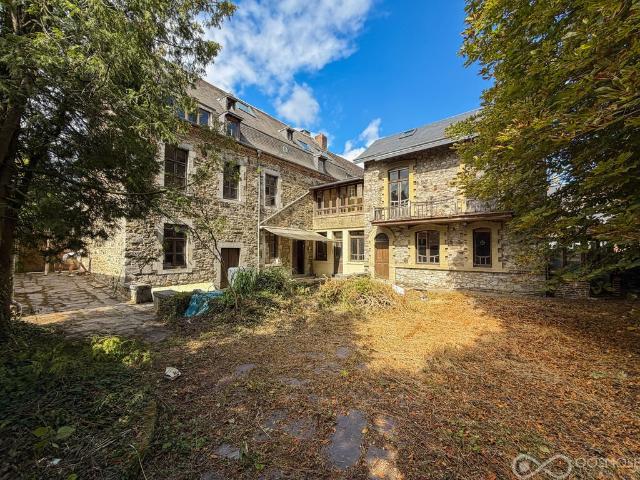 Propriété de caractère avec dépendances et fort potentiel 365m² Fumay