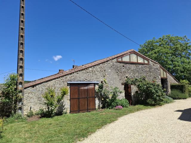 Propriété de caractère avec dépendances, piscine couverte et 185m² Lhommaizé