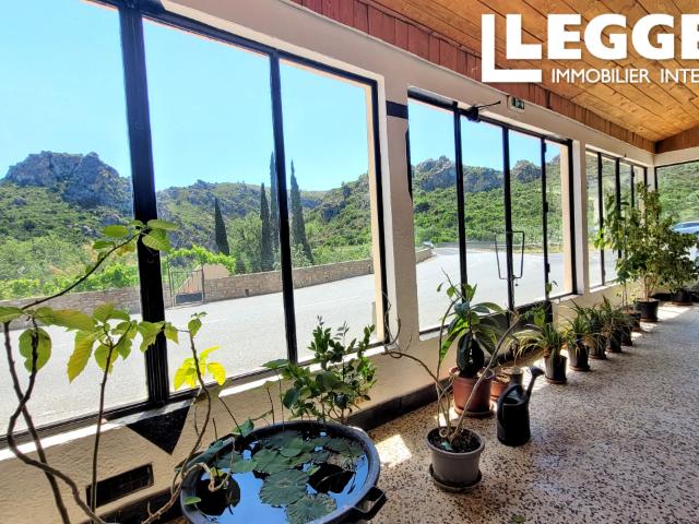 Propriété de caractère avec hébergements touristiques, accès rivière, vues panoramiques, potentiel commercial