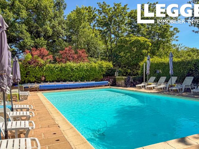 Propriété de caractère avec maison de maitre, 5 gites, piscine, 6ha, en position dominante, proche Dordogne