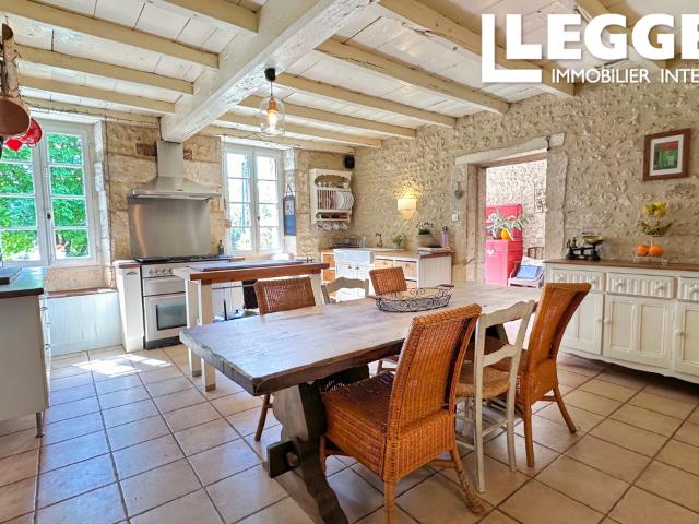 Propriété de caractère avec maison principale, 2 gîtes, piscine, grange, hangar et beau terrain de 1.2h