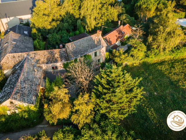 Propriété de caractère avec maison, 4 gîtes, piscine et dépendances – Aveyron