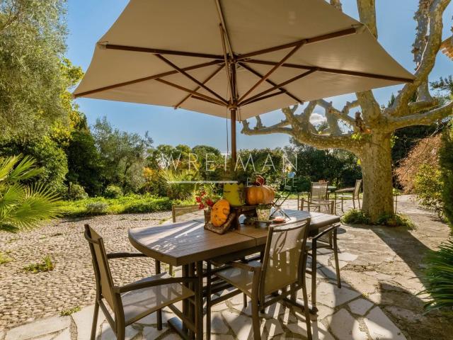 Propriété de caractère avec piscine dans secteur prisé Mou. 407m² Mougins
